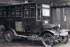 Bussipioneerid Eesti maanteedel. 1920. aastate alguse levinuimaks bussitüübiks olid Ford T või TT šassiidele ehitatud bussid. 1923. aastal kehtestati teedeministeeriumi määrusega maanteedel piirkiiruseks sirgetel teeosadel kergetele liinibussidele 35 km/h