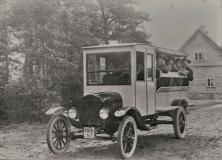 Võru esimene Ford-T alusel autobuss 1922. aastal, mis kuulus Jaan Udrasele. 1924. aastal sai Tartu–Võru vahelise liini pidajaks „bussikuningas“ Fromhold Kangro. Sõit Võrust Tartu kestis tollastes oludes üle 4 tunni ja ühe otsa hind oli 400 marka. Võrdluse