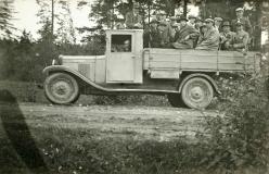 Lähme sõidame, ainult hoia kinni! Võrumaa teemeistrite õppereis 1933. aastal Chevrolet International Model Series LQ veoautol. Selliseks inimeste veoks kinnitati autokasti istepingid. Igaks juhusõiduks tuli võtta maavalitsusest eraldi luba. Mitmete liiklu