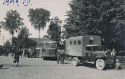 Rahvas vajab ühistransporti! Ühissõidukite puudujäägi likvideerimiseks kasutati sõjajärgsetel aastatel trofeebusse ja veoautosid, ehitades reisijate jaoks nende raamile puidust konge. Fotol on 1949. aastal Võrumaal kasutusel olnud veoautole GAZ-MM ehitatu