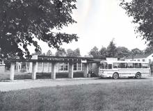 Bussijaamade ja ootepaviljonide ehitusele hakati suuremat tähelepanu pöörama juba 1930. aastate lõpul. Tollal oli see paljuski veel bussiettevõtjate ja liinipidajate kohustuseks. Mitmekesine ootekodade arhitektuur hakkas maanteid ilmestama eriti alates 19